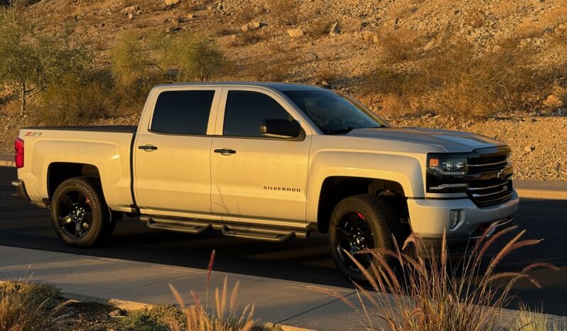 
								2017 Chevrolet Silverado 1500 Crew Cab Z71 LTZ Pickup 4D 5 3/4 ft full									